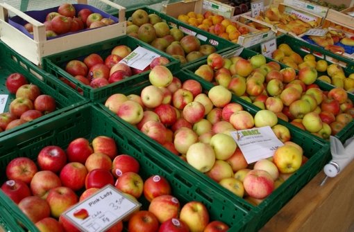 Äpfel und anderes Obst und Gemüse gibt es seit einem Jahr bei „Manz“ in dem Ehemaligen Gewächshaus an der Möhringer Landstraße. Foto: Alexandra Kratz