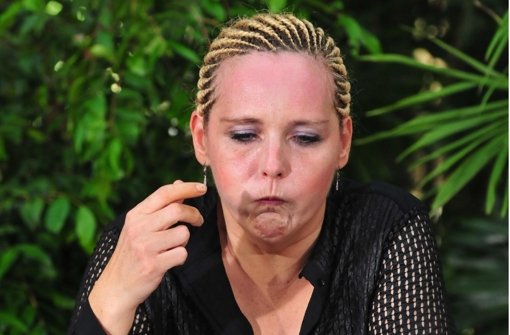 Helena Fürst kämpft beim Start des Dschungelcamps mit ihrem Menü: einem angebrüteten Entenei. Foto: RTL / Stefan Menne