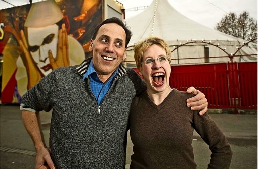 Scott Nelson ist Magier und Komiker in einer Person, seine Partnerin Muriel Brugman nicht nur Assistentin. Foto: Lichtgut/Max Kovalenko