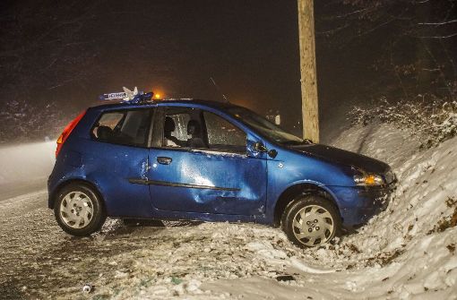 Stundenlanger Schneefall und teils glatte Straßen haben in Baden-Württemberg zu schweren Unfällen geführt. Foto: SDMG
