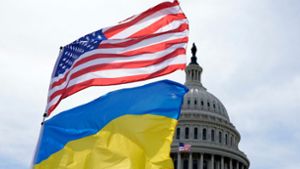 Die US-amerikanische und die ukrainische Flagge wehen vor dem Kapitol in Washington. Der US-Senat hat Kriegshilfen für die Ukraine in Höhe von rund 61 Milliarden US-Dollar gebilligt. Foto: Mariam Zuhaib/AP/dpa