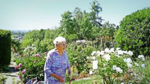 „Wenn ich ein paar Tage nicht da bin, vermissen mich die Vögel“, sagt Linde Albrecht. Die 91-Jährige besitzt einen Garten von wilder Schönheit. Foto: Fritz-Kador
