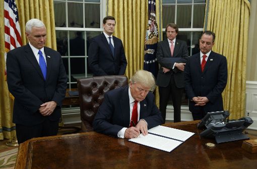 Im Oval Office des Weißen Hauses hat Donald Trump kurz nach Amtsantritt Dekrete unterzeichnet. Foto: AP
