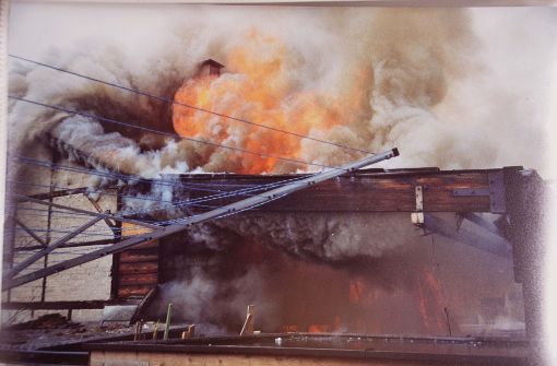 Die brennende Zimmerei im Rückbereich der Fellbacher Straße explodierte. Foto: Andreas Rosar Fotoagentur-Stuttg