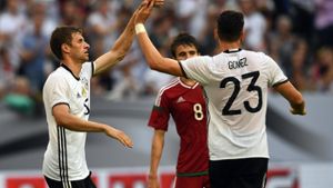 Thomas Müller und Mario Gomez bejubeln den Treffer zum 2:0 für die DFB-Elf. Foto: dpa
