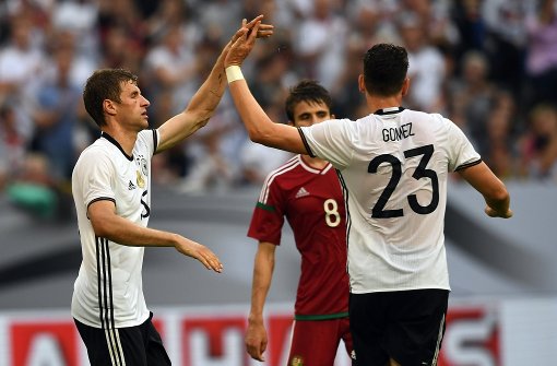 Thomas Müller und Mario Gomez bejubeln den Treffer zum 2:0 für die DFB-Elf. Foto: dpa