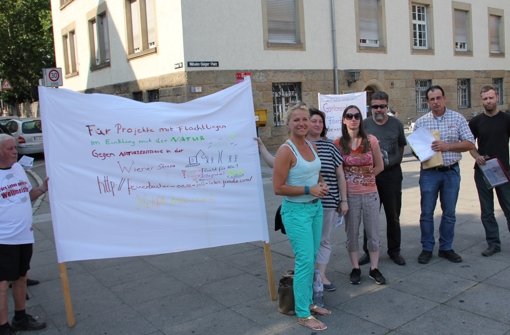 Protest gegen die Gartenkündigung: Einige Bürger versammelten sich vor der Sitzung des Bezirksbeirats auf dem Wilhelm-Geiger-Platz. Foto: Torsten Ströbele
