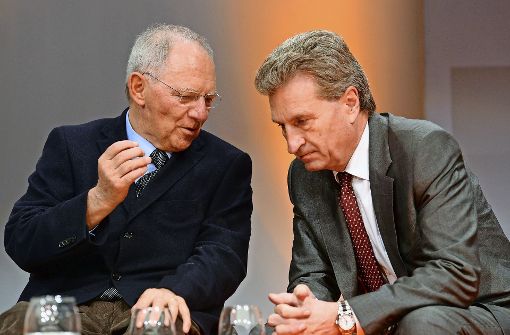 Um die künftige Rolle des 75-jährigen Finanzministers Wolfgang Schäuble (links) sind Debatten entstanden: Günther Oettinger würde  in ihm den idealen Bundestagspräsidenten sehen. Foto: dpa