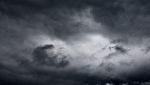 Dunkle Wolken ziehen am Wochenende über den Südwesten (Symbolfoto). Foto: imago images/Rolf Poss/Rolf Poss via www.imago-images.de