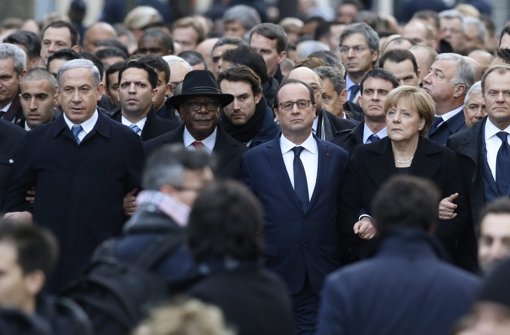In Paris startet der Trauermarsch mit unzähligen Menschen und wie hier den Staatschefs vieler Länder. Foto: EPA