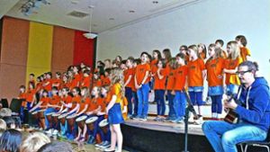 Die Grundschüler der Schwabschule haben zum ersten Mal beim Bürgerfest West mitgemacht und Lieder aus aller Welt gespielt und gesungen. Foto: Petra Mostbacher-Dix