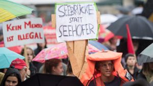 Demonstranten bei einer Demo in Stuttgart Ende Juni Foto: dpa
