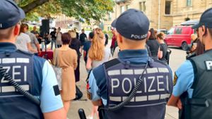 Mitglieder  des Vereins  Rote Hilfe Stuttgart und solidarische Aktivisten demonstrieren unter Aufsicht der Polizei friedlich vor dem Landgericht Stuttgart. Foto: /Sebastian Steegmüller