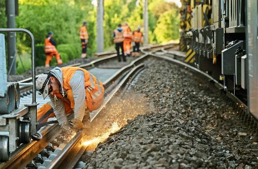 Auf der Bahnstrecke zwischen Böblingen und Herrenberg werden Schienen und Schotter erneuert. Foto: factum/Weise