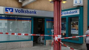 Im Vorraum einer Bank in Stuttgart-Botnang sprengten Unbekannte einen EC-Automaten. Foto: SDMG