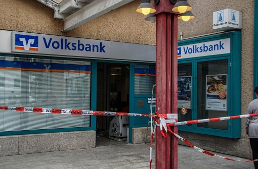 Im Vorraum einer Bank in Stuttgart-Botnang sprengten Unbekannte einen EC-Automaten. Foto: SDMG