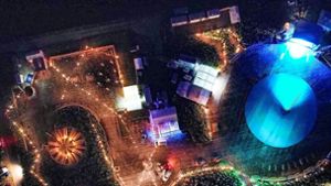 Das besonders dekorierte Festivalgelände im Sonnenblumenfeld zeichnet das Goldgelb aus (Drohnenaufnahme von oben). Foto: Kulturverei/n