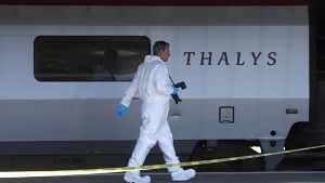 Die Polizei inspiziert den Tatort in einem Thalys-Zug, nachdem ein Mann mutmaßlich versucht hatte, einen Terroranschlag zu  verüben Foto: AP