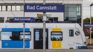 Ein 15-Jähriger ließ am Bahnhof in Bad Cannstatt seine Beine in die Gleise hinunter hängen (Symbolfoto). Foto: IMAGO/Arnulf Hettrich/IMAGO/Arnulf Hettrich