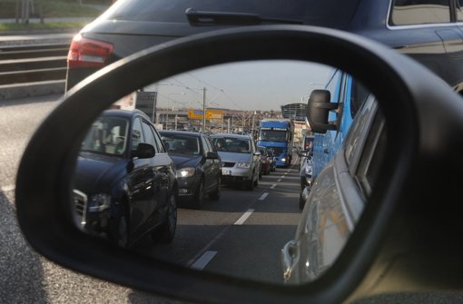 Wohin man auch blickt, überall fahren und stehen in Stuttgart viele Autos – ihren  Schadstoffausstoß will man noch besser in den Griff kriegen Foto: dpa