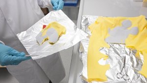 Ein Spezialist untersucht im Auftrag von Greenpeace ein Kinderkleidungsstück auf chemische Rückstände. Foto: Greenpeace
