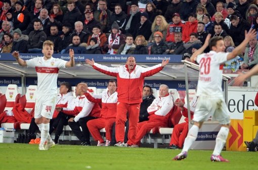 Aufregung bei Huub Stevens am Spielfeldrand bei der Partie gegen Hertha BSC: In unserer Bilderstrecke zeigen wir die Reaktionen zum Spiel, das 0:0 endete. Foto: dpa