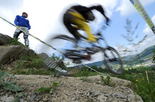 Die Downhill-Szene und die Stadt hoffen, dass der Extremsport sicherer wird, wenn es Stuttgarts erste legale Strecke gibt. Foto: dpa