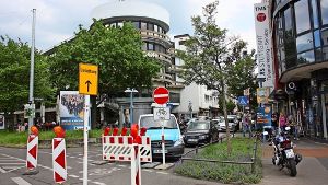 Bis zum Herbst wird auf und in der Seelbergstraße gebaut. Erst werden neue Wasserrohre verlegt, und anschließend werden die Gehwege verbreitert und verschönert. Foto: Annina Baur