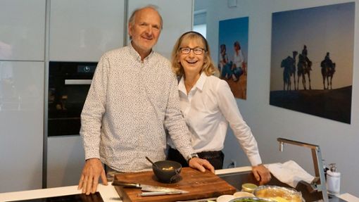 „Glück ist eine Entscheidung“: Jörg Lorz und Ilona Cwik-Lorz beim Kochen Foto: Marion Brucker