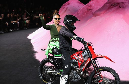 Die Sängerin Rihanna fuhr auf einem Motorrad. Foto: Getty Images