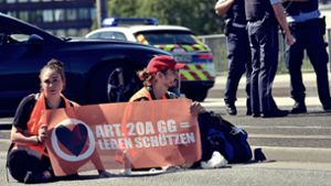 Aktivisten der Letzten Generation sitzen am 2. September 2023 auf der Konrad-Adenauer-Brücke in Mannheim. In der Folge soll es zu unschönen Szenen gekommen sein. Foto:  
