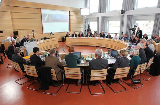 Gegner und Befürworter des Bahnprojekts Stuttgart 21 sitzen wieder an einem Tisch. Foto: Stadt Stuttgart