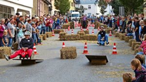Am Sonntag beobachten  die Zuschauer die Teilnehmer des Bobbycar-Rennens auf der Hauptstraße. Foto: Otto-H. Häusser