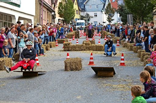 Am Sonntag beobachten  die Zuschauer die Teilnehmer des Bobbycar-Rennens auf der Hauptstraße. Foto: Otto-H. Häusser