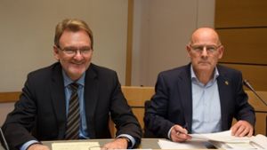 Minister Hermann (rechts) will von Bahn-Vizechef Kefer (links) Antworten zum Kostengutachten der S-21-Gegner. Foto: Christian Hass