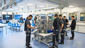 Das Industrie 4.0-Labor im Daimler-Ausbildungszentrum Esslingen-Brühl bereitet die Azubis auf die digitalen Anforderungen vor. Foto: MediaPortal Daimler AG