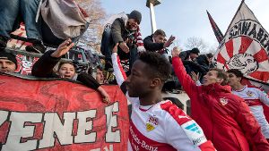 Die Spieler klatschen angeführt von Carlos Mané bei den VfB-Fans ab. Foto: dpa-Zentralbild