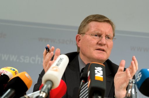 Rolf Jacob, Anstaltsleiter der JVA Leipzig, äußerte sich auf der Pressekonferenz in Dresden. Foto: dpa