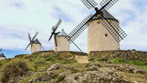 Viele Windmühlen sind nur noch Attrappen und gaukeln dem Touristen vor, den Platz gefunden zu haben, wo Don Quijote gegen Windmühlen kämpfte.  Foto: Quint