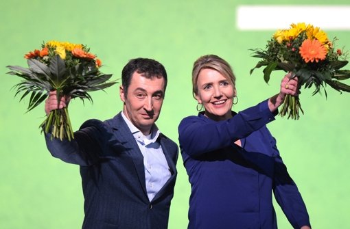 Die Bundesvorsitzenden von Bündnis 90/Die Grünen, Simone Peter und Cem Özdemir, nach ihrer Wiederwahl in Halle. Foto: dpa