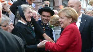 Auf Tuchfühlung: Angela Merkel (CDU) begrüßt am Mittwochabend auf dem Marktplatz in Calw die Besucher Foto: dpa