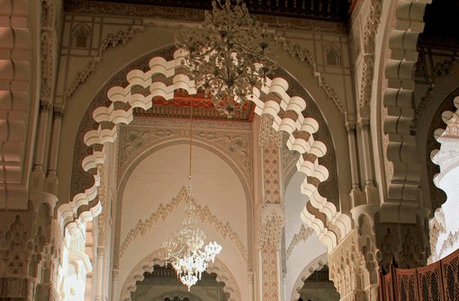Die Gebetshalle der Hassan-II-Moschee bietet 25 000 Gläubigen Platz: Feinste marokkanische Handwerkskunst, Lüster aus Murano-Glas - und auch eine Fußbodenheizung. Foto: Weller