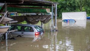 Elf Häuser und 25 Autos standen nach dem Defekt an der Schleuse unter Wasser. Foto: 7aktuell.de/Adomat