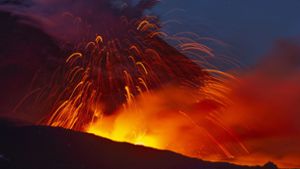 Der Vulkan Ätna spuckt seit Dezember wieder Lava (Archivbild). Foto: dpa