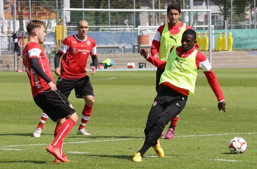 Unter anderem Oriol Romeu (zweiter von rechts) und Antonio Rüdiger (rechts) mussten am Donnerstag das Training beim VfB Stuttgart ein wenig früher beenden. Foto: Pressefoto Baumann