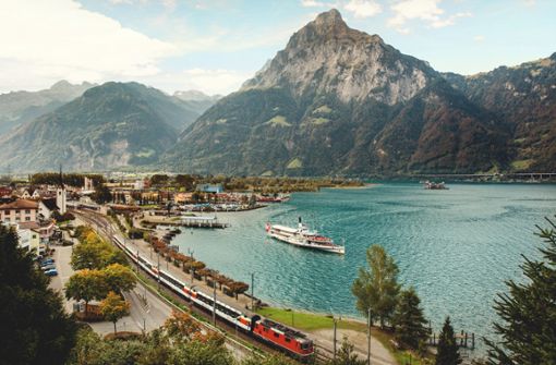 Von Gipfeln bis Seen: Die Vielfalt der Schweiz auf einer unvergesslichen Zugreise durch das Herz der Alpen.
