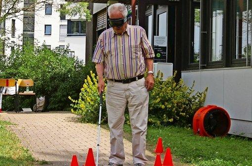 Wolfgang Georgii ertastet mit dem Blindenstock seinen Weg. Foto: Alexandra Kratz