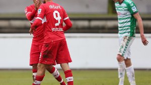 Vedad Ibisevic (Nummer neun) hat den VfB Stuttgart gegen Fürth mit 1:0 in Führung gebracht. Rechts der Ex-VfB-Spieler Benedikt Röcker. Foto: Pressefoto Baumann