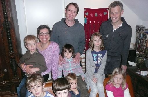 Katharina Karle, Mark Breitenbücher und Frank Hettler (von links) umgeben von Kindern der „Nage“. Foto: Christoph Kutzer