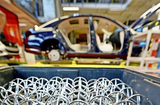 Blick in die Produktion bei Daimler. Der Autobauer hat Streit mit einem Zulieferer, der Parallelen  zu dem inzwischen beigelegten Mega-Konflikt von VW hat. Foto: dpa